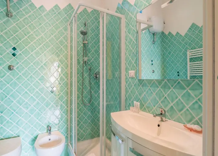 The Rent - Colourful Two-bedroom Near Termini Station *