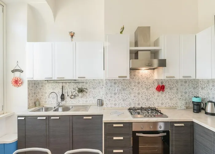 The Rent - Colourful Two-bedroom Near Termini Station * Rome