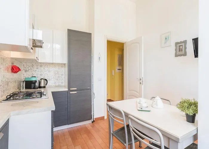 The Rent - Colourful Two-bedroom Near Termini Station * Rome