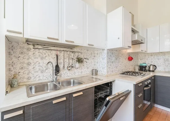 The Rent - Colourful Two-bedroom Near Termini Station *